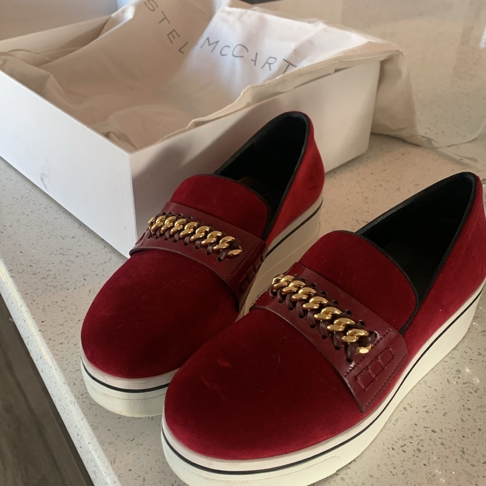 Stella Mc Cartney velvet raspberry' red velvet wedge with gold chain size 39 - Picture 2 of 16